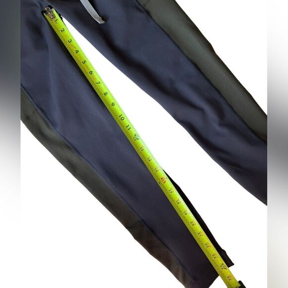 Fabletics Powerhold Grey/Olive Green Colorblock Cargo Leggings - Picture 8 of 9